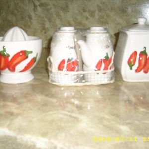 Chili pepper condiments holder
